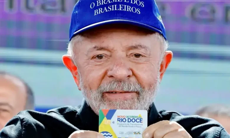 Presidente Lula critica Bolsonaro e filho durante cerimônia do Novo Acordo Rio Doce, defendendo que a suspensão da exposição de arte é um ataque ao Brasil e seus cidadãos, e denunciando a falta de compromisso ambiental do governo.