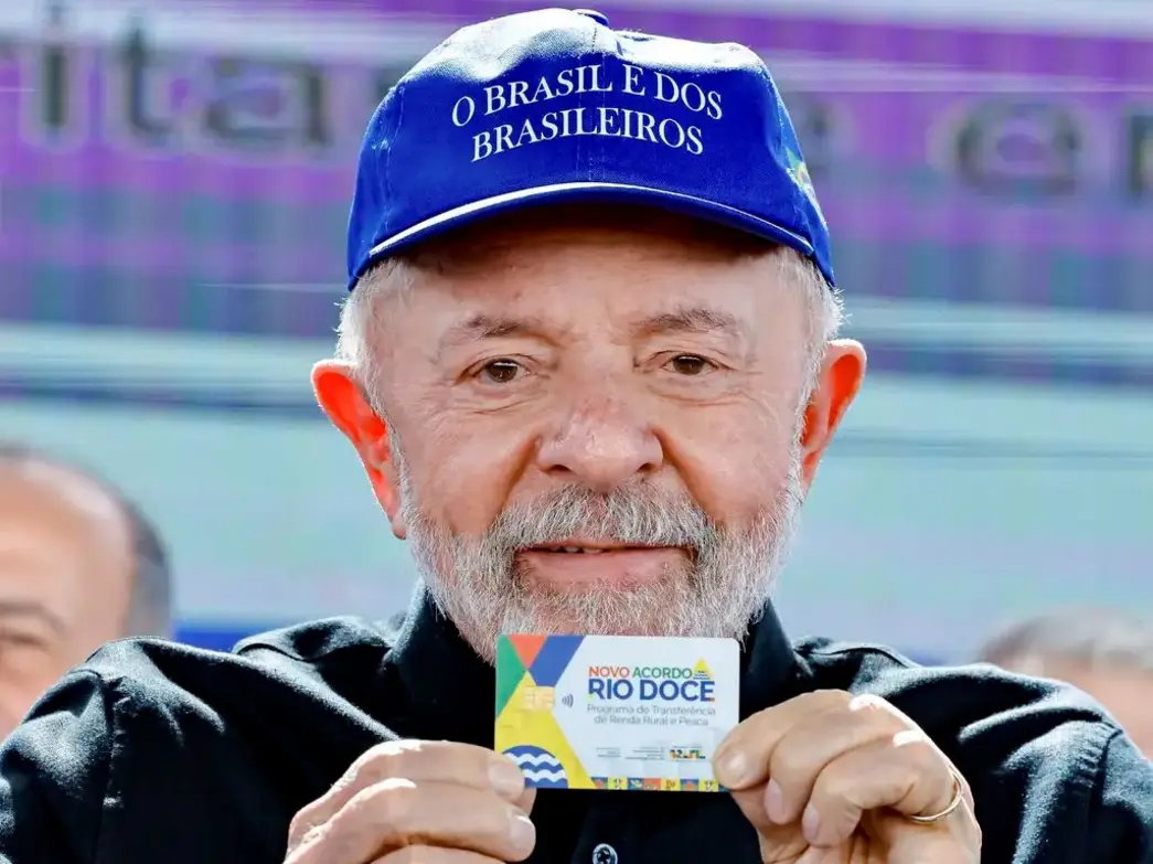 Presidente Lula critica Bolsonaro e filho durante cerimônia do Novo Acordo Rio Doce, defendendo que a suspensão da exposição de arte é um ataque ao Brasil e seus cidadãos, e denunciando a falta de compromisso ambiental do governo.
