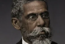 Machado de Assis' "História de Quinze Dias" crônica ilumina a compreensão da realidade brasileira com sua habilidade em capturar a essência do cotidiano e transformá-la em uma obra-prima da literatura nacional.
