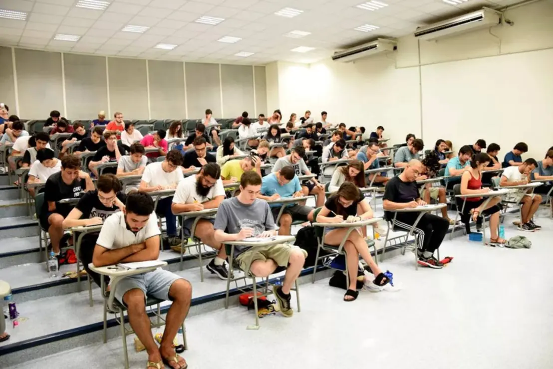 Unicamp aprova isenções para 9.400 estudantes no Vestibular 2026. Comissão do Vestibular (Comvest) atendeu às 9.400 solicitações de isenção, beneficiando candidatos que atenderam aos critérios. Democratização do acesso à educação superior.