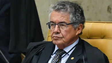 Ex-ministro Marco Aurélio Mello critica medidas cautelares contra Bolsonaro como censura prévia, vê desgaste institucional e afirma que Moraes necessita rever sua postura para proteger instituições democráticas. (159 characters)