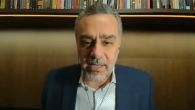 Decisão de Moraes proibindo manifestações na Praça dos Três Poderes gera polêmica. Juristas criticam a medida como abuso de autoridade, questionando a conexão com o Inquérito das Fake News e a ameaça de prisão a parlamentares.