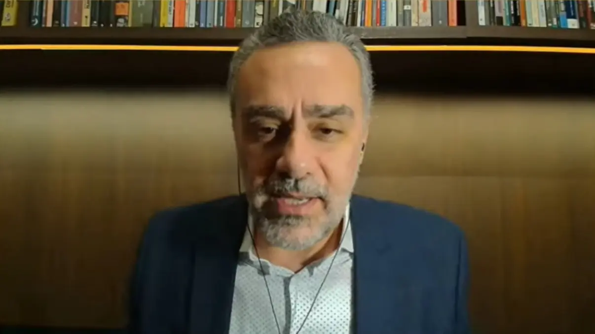 Decisão de Moraes proibindo manifestações na Praça dos Três Poderes gera polêmica. Juristas criticam a medida como abuso de autoridade, questionando a conexão com o Inquérito das Fake News e a ameaça de prisão a parlamentares.