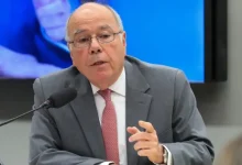 Brasil adota medidas diplomáticas, comerciais e militares contra Israel em resposta ao conflito na Faixa de Gaza, considerando-o um "genocídio". Ações incluem bloqueio de exportações de armas e investigação sobre importações de assentamentos ilegais.