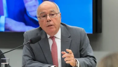 Brasil adota medidas diplomáticas, comerciais e militares contra Israel em resposta ao conflito na Faixa de Gaza, considerando-o um "genocídio". Ações incluem bloqueio de exportações de armas e investigação sobre importações de assentamentos ilegais.