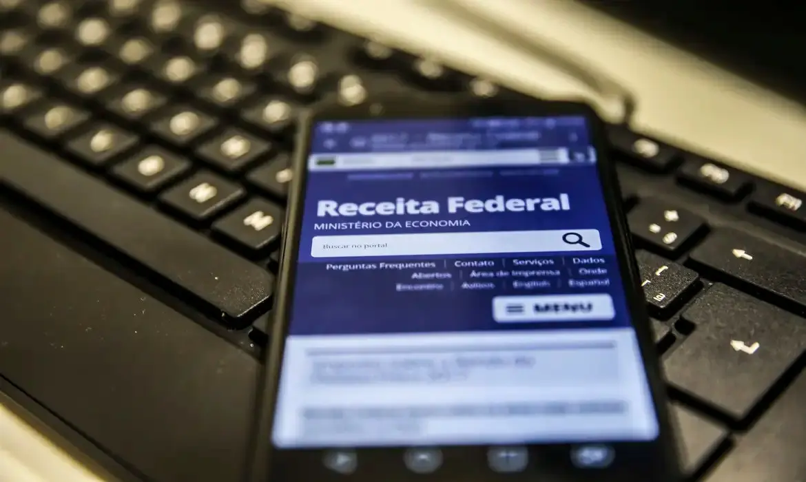 Contribuintes que aguardam restituição do Imposto de Renda 2025 podem consultar se estão no 3º lote de pagamento a partir de 24/05. Saiba se você está apurado para receber o dinheiro de volta!