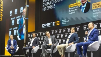 Tarifas impostas por Trump ao Brasil geram constrangimentos para o governo Lula em evento com líderes financeiros. Discussão sobre posicionamento do presidente em relação aos EUA e Brics, com críticas e defesas. O impacto político do tariffço de Trump também é analisado.