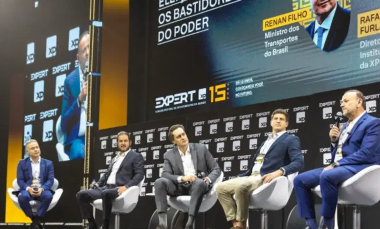 Tarifas de Trump ao Brasil Criam Constrição para Lula em Evento com Líderes Financeiros 1 Tarifas impostas por Trump ao Brasil geram constrangimentos para o governo Lula em evento com líderes financeiros. Discussão sobre posicionamento do presidente em relação aos EUA e Brics, com críticas e defesas. O impacto político do tariffço de Trump também é analisado.