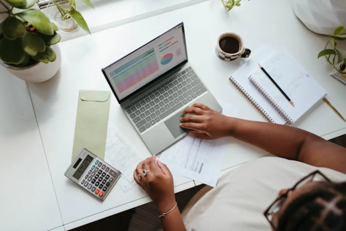 Encontre a planilha certa para controle de gastos com simplicidade, personalização, integração e segurança. Uma boa planilha deve ser fácil de usar, integrar dados financeiros e garantir a privacidade e confidencialidade dos dados.
