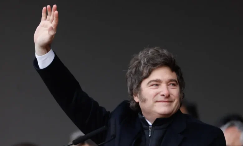 Argentina oferece cidadania a estrangeiros que realizem investimentos significativos no país. O governo regulamentou a concessão, mas o valor mínimo ainda não foi definido. A análise inclui critérios de segurança nacional e outros fatores.