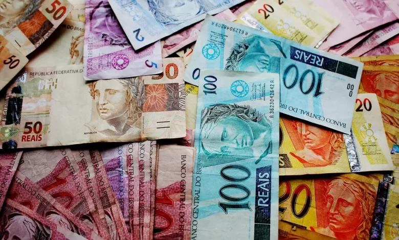 Receita federal brasileira rompe recorde no primeiro semestre de 2025, atingindo R$ 1,426 trilhão. Crescimento de 4,38% em relação a 2024 demonstra a força da economia. Junho de 2025 registra arrecadação de R$ 234,594 bilhões, com aumento de 6,62% em relação a junho de 2024.