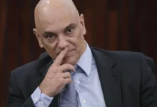 Ministro Alexandre de Moraes ordena que militares envolvidos na 'trama golpista' troquem fardas por roupas civis durante interrogatórios. A decisão gerou polêmica, com a defesa dos acusados considerando a medida uma ofensa à dignidade. O núcleo 3, composto por nove militares e um policial federal, é suspeito de planejar ruptura institucional.