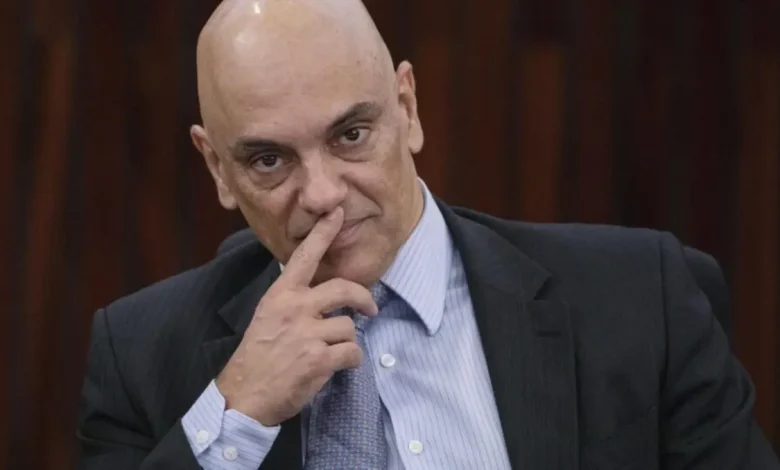 Programa Última Análise debate as medidas cautelares do ministro Alexandre de Moraes, analisando a postura de veículos de imprensa e especialistas sobre a liberdade de expressão e a censura no Brasil.