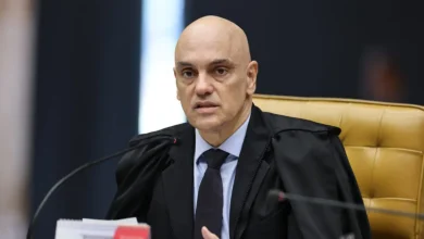 O ministro Luís Roberto Barroso ordena exclusão de políticos e diplomatas como testemunhas em julgamento por considerar que suas declarações não têm relevância para o caso, priorizando a imparcialidade e o foco nos aspectos técnicos e jurídicos.