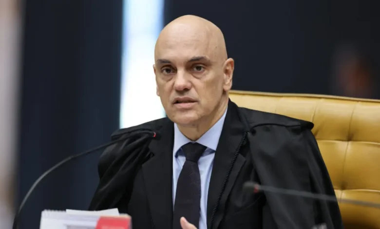 O ministro Luís Roberto Barroso ordena exclusão de políticos e diplomatas como testemunhas em julgamento por considerar que suas declarações não têm relevância para o caso, priorizando a imparcialidade e o foco nos aspectos técnicos e jurídicos.