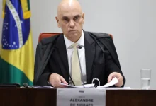 O ministro Alexandre de Moraes rejeita pedido da defesa de Bolsonaro e mantém ação penal aberta contra o suposto plano de golpe, demonstrando determinação em proteger integridade do processo e evitar violação sistemática da justiça.