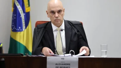 O ministro Alexandre de Moraes rejeita pedido da defesa de Bolsonaro e mantém ação penal aberta contra o suposto plano de golpe, demonstrando determinação em proteger integridade do processo e evitar violação sistemática da justiça.