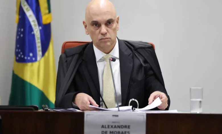 O ministro Alexandre de Moraes rejeita pedido da defesa de Bolsonaro e mantém ação penal aberta contra o suposto plano de golpe, demonstrando determinação em proteger integridade do processo e evitar violação sistemática da justiça.