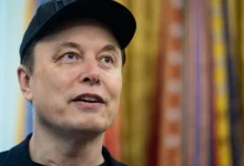 Elon Musk celebra sanções impostas ao ministro Alexandre de Moraes pelo governo americano. O empresário, em conflito com Moraes no passado, expressou apoio à decisão da Lei Magnitsky, que visa indivíduos acusados de violações de direitos humanos.