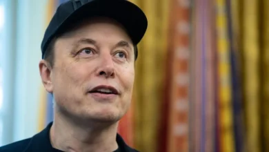 Elon Musk celebra sanções impostas ao ministro Alexandre de Moraes pelo governo americano. O empresário, em conflito com Moraes no passado, expressou apoio à decisão da Lei Magnitsky, que visa indivíduos acusados de violações de direitos humanos.