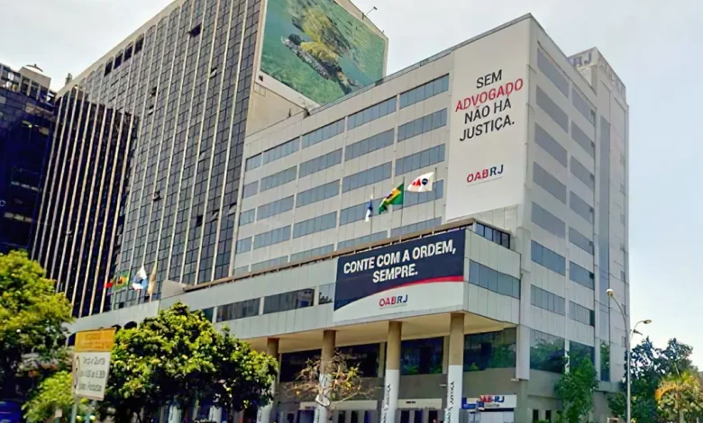 Ameaças à OAB-RJ: Presidente busca segurança em reunião com Secretário de Segurança 1 Presidente da OAB-RJ busca segurança em reunião com secretário de Segurança Pública após ameaças à entidade, incluindo suposta ameaça à sede e drone sobrevoando residência da presidente.