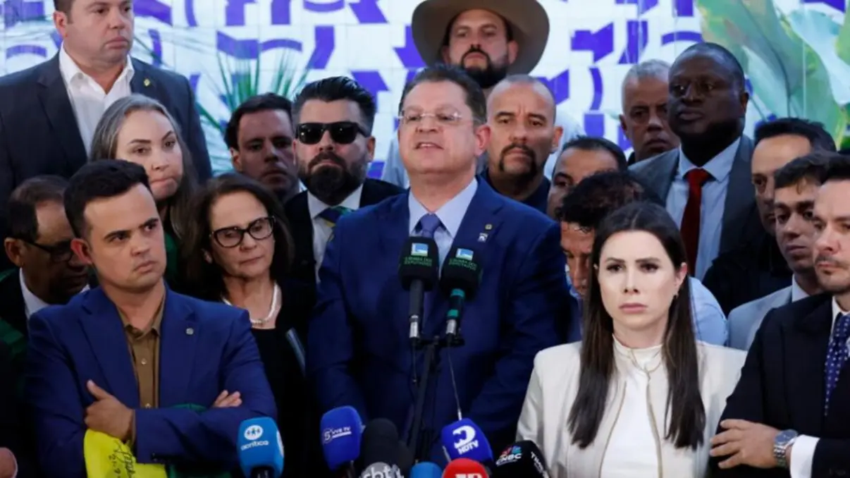 Análise da reação da oposição ao ministro Alexandre de Moraes e possibilidades de impeachment para sair da crise política e econômica no Brasil.