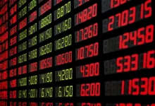 Ibovespa registra queda apesar do cenário econômico global positivo. Investidores cautelosos diante da incerteza sobre uma nova tarifa e perspectiva de juros mais altos no Brasil.