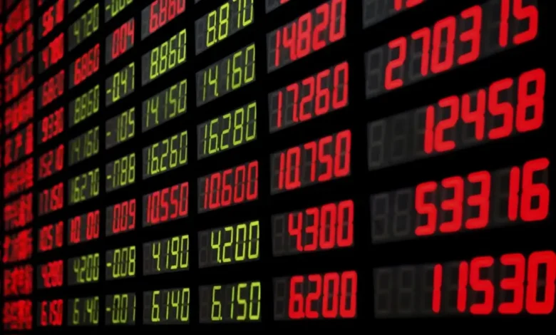 Ibovespa registra queda apesar do cenário econômico global positivo. Investidores cautelosos diante da incerteza sobre uma nova tarifa e perspectiva de juros mais altos no Brasil.