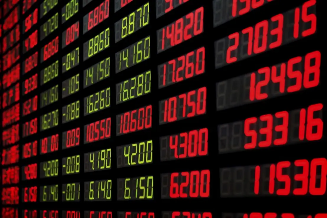 Ibovespa cai apesar de cenário econômico global positivo 14 Ibovespa registra queda apesar do cenário econômico global positivo. Investidores cautelosos diante da incerteza sobre uma nova tarifa e perspectiva de juros mais altos no Brasil.