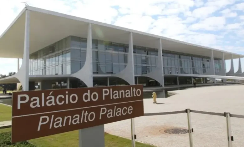 Palácio do Planalto pronto para definir estratégia de contramedidas em resposta às tarifas americanas. Regulamentação da Lei de Reciprocidade começa a mostrar efeitos, permitindo ao governo federal definir resposta à imposição de tarifas pelos EUA.
