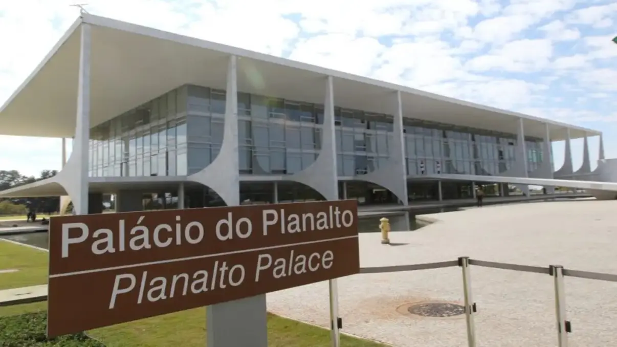 Palácio do Planalto pronto para definir estratégia de contramedidas em resposta às tarifas americanas. Regulamentação da Lei de Reciprocidade começa a mostrar efeitos, permitindo ao governo federal definir resposta à imposição de tarifas pelos EUA.