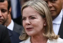Senado brasileiro: sanção de ministros e revogação de vistos geram debate e incerteza sobre a estabilidade institucional e a democracia, com críticas à interferência nos processos legais e nos ministérios.