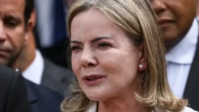 Senado brasileiro: sanção de ministros e revogação de vistos geram debate e incerteza sobre a estabilidade institucional e a democracia, com críticas à interferência nos processos legais e nos ministérios.