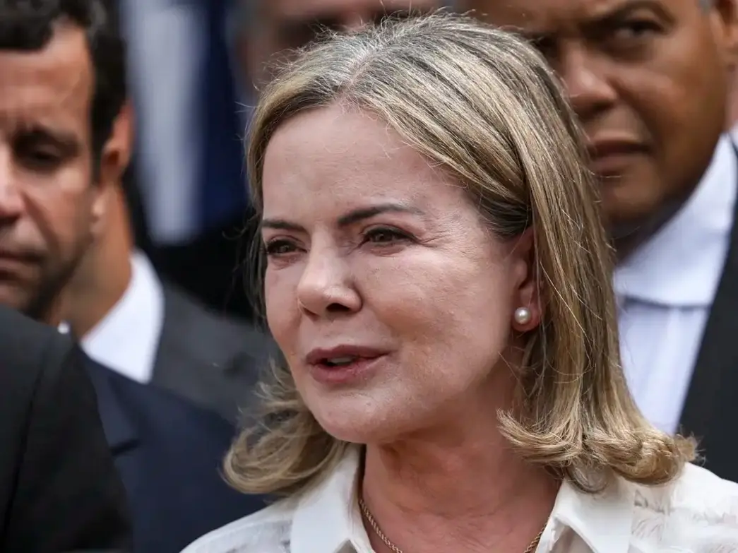 Senado brasileiro: sanção de ministros e revogação de vistos geram debate e incerteza sobre a estabilidade institucional e a democracia, com críticas à interferência nos processos legais e nos ministérios.