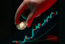 Ethereum celebra 10 anos com crescimento impressionante. A criptomoeda subiu 50% em um mês, impulsionada pela crescente adoção como ativo de reserva, uso em diversas aplicações e entrada em ETFs. O futuro do Ethereum é promissor, desafiando a hegemonia do Bitcoin.