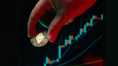 Ethereum celebra 10 anos com crescimento impressionante. A criptomoeda subiu 50% em um mês, impulsionada pela crescente adoção como ativo de reserva, uso em diversas aplicações e entrada em ETFs. O futuro do Ethereum é promissor, desafiando a hegemonia do Bitcoin.