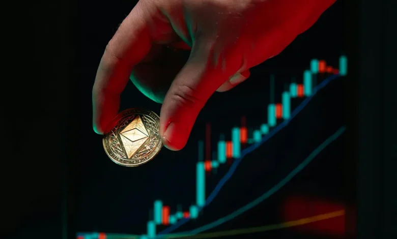 Ethereum celebra 10 anos com crescimento impressionante. A criptomoeda subiu 50% em um mês, impulsionada pela crescente adoção como ativo de reserva, uso em diversas aplicações e entrada em ETFs. O futuro do Ethereum é promissor, desafiando a hegemonia do Bitcoin.