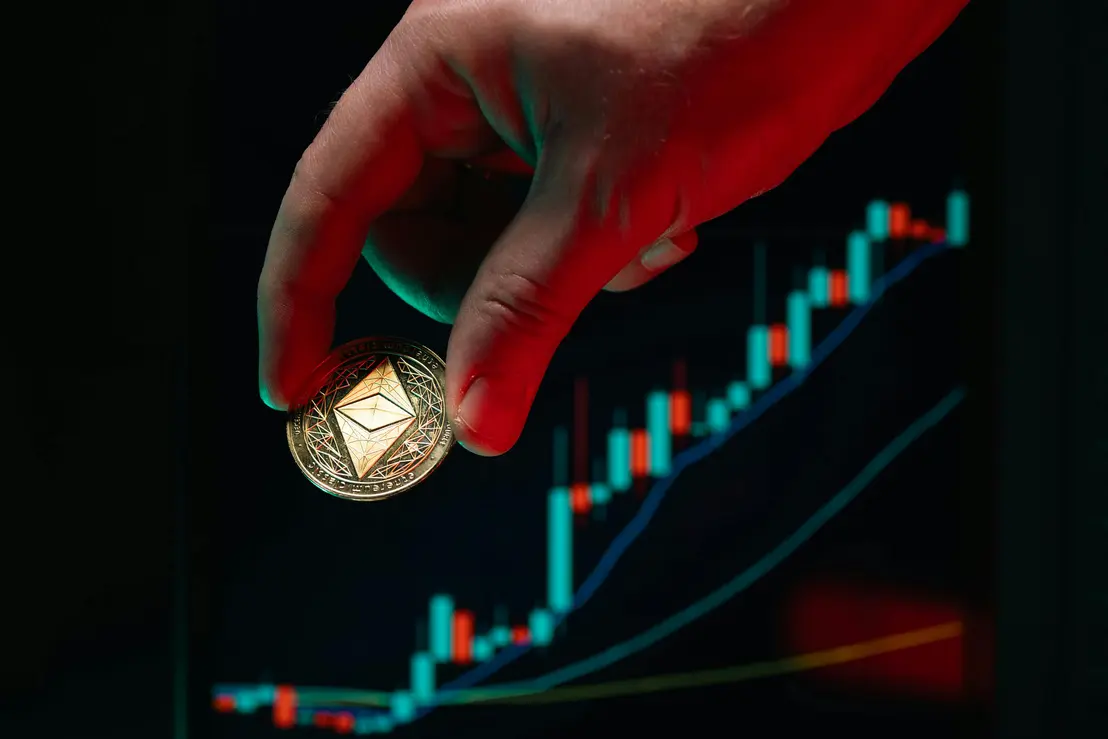Ethereum celebra 10 anos com crescimento impressionante. A criptomoeda subiu 50% em um mês, impulsionada pela crescente adoção como ativo de reserva, uso em diversas aplicações e entrada em ETFs. O futuro do Ethereum é promissor, desafiando a hegemonia do Bitcoin.