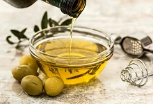 Deoleo, produtora mundial de azeite, alerta sobre tarifas impostas pelo governo americano que afetam 95% do azeite importado. As tarifas aumentam o preço e reduzem a variedade de azeite disponível no país.