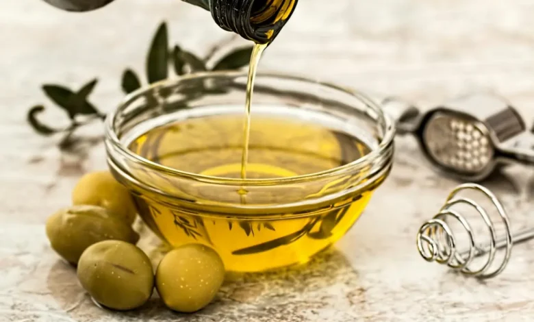 Deoleo, produtora mundial de azeite, alerta sobre tarifas impostas pelo governo americano que afetam 95% do azeite importado. As tarifas aumentam o preço e reduzem a variedade de azeite disponível no país.