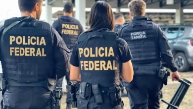 Polícia Federal investiga suspeitas de desvio de emendas parlamentares em Ceará, envolvendo deputado federal Júnior Mano e outros quatro políticos cearenses, acusados de liderar esquema de corrupção que desviou recursos públicos.