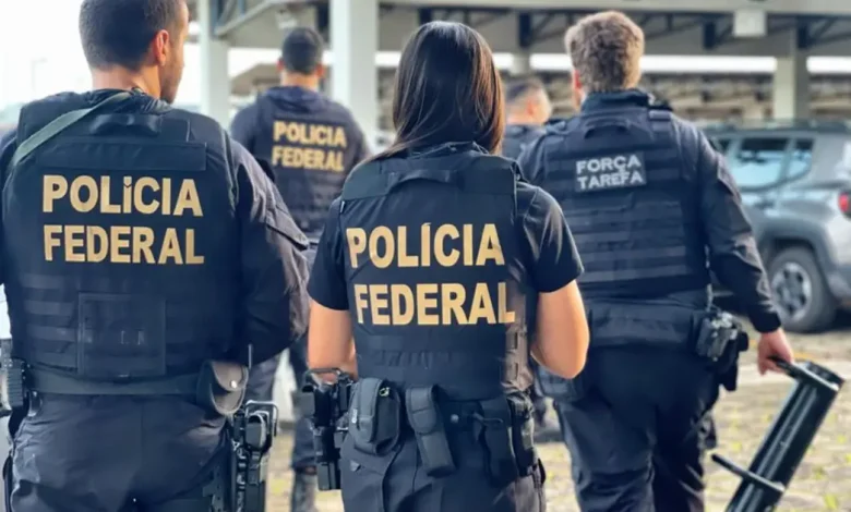 Polícia Federal investiga suspeitas de desvio de emendas parlamentares em Ceará, envolvendo deputado federal Júnior Mano e outros quatro políticos cearenses, acusados de liderar esquema de corrupção que desviou recursos públicos.