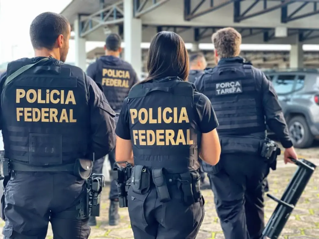 Polícia Federal investiga suspeitas de desvio de emendas parlamentares em Ceará, envolvendo deputado federal Júnior Mano e outros quatro políticos cearenses, acusados de liderar esquema de corrupção que desviou recursos públicos.