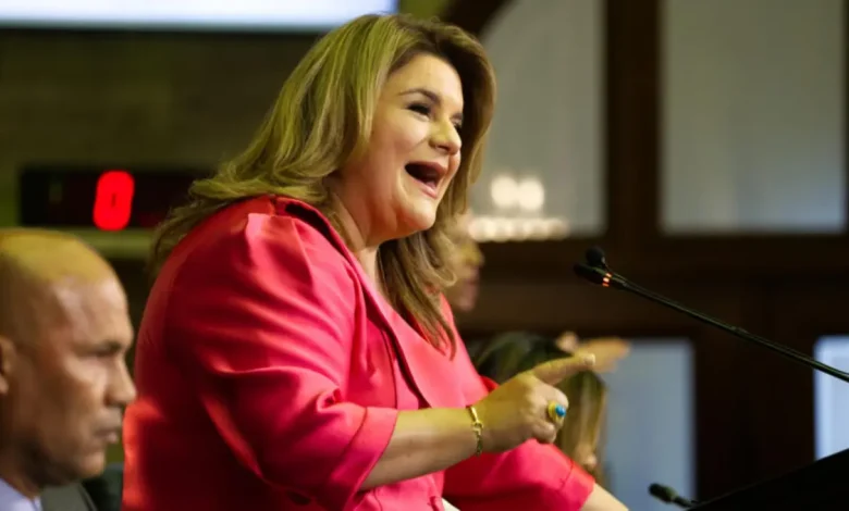 Porto Rico sanciona lei contra criminosos homofóbicos e transfóbicos 1 Porto Rico sanciona lei que prevê penas de até 15 anos de prisão para criminosos homofóbicos e transfóbicos, marcando um importante passo em direção à luta pela igualdade e justiça para comunidades LGBTQ+.
