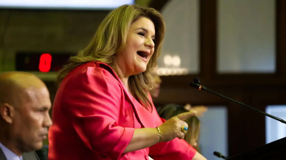 Porto Rico sanciona lei que prevê penas de até 15 anos de prisão para criminosos homofóbicos e transfóbicos, marcando um importante passo em direção à luta pela igualdade e justiça para comunidades LGBTQ+.