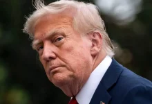 Donald Trump impõe tarifas de 50% sobre importações do Brasil, citando ameaça à segurança nacional, política externa e economia americana. A decisão se baseia em críticas ao julgamento de Bolsonaro e às ações do ministro Alexandre de Moraes.