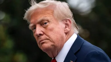 Donald Trump impõe tarifas de 50% sobre importações do Brasil, citando ameaça à segurança nacional, política externa e economia americana. A decisão se baseia em críticas ao julgamento de Bolsonaro e às ações do ministro Alexandre de Moraes.