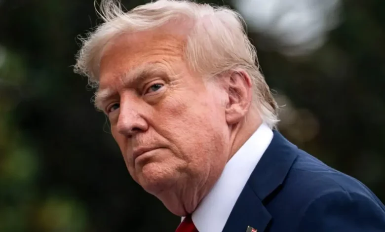 Trump Imõe Tarifas de 50% Sobre Importações do Brasil 1 Donald Trump impõe tarifas de 50% sobre importações do Brasil, citando ameaça à segurança nacional, política externa e economia americana. A decisão se baseia em críticas ao julgamento de Bolsonaro e às ações do ministro Alexandre de Moraes.