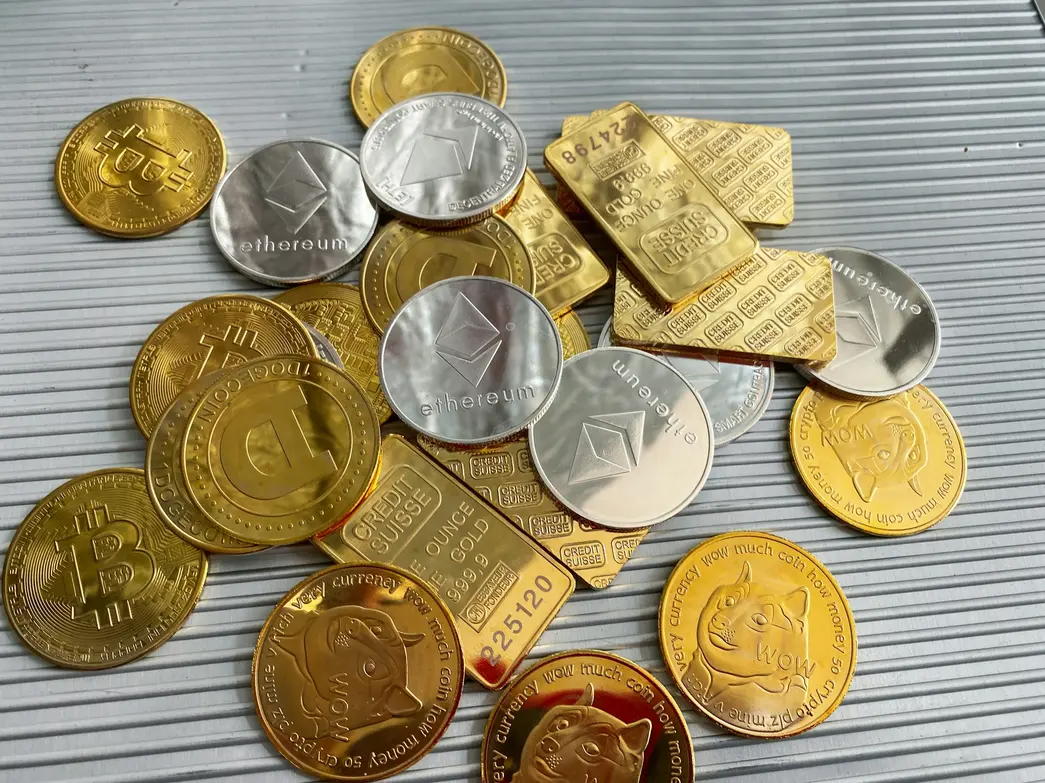 Compilação de 6 sugestões de criptomoedas mais fortes do mercado, baseadas em análise de 11 instituições financeiras e especialistas, com fatores como crescimento, estabilidade e perspectiva de futuro em consideração.