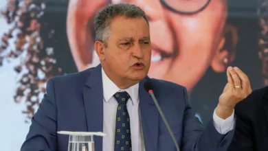 O ministro Rui Costa busca minimizar sanções diretas ao Brasil, priorizando negociação diplomática para resolver divergências com EUA e evitar danos à economia brasileira afetada pela crise global.